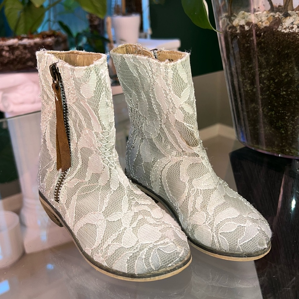 Distressed lace boots t8